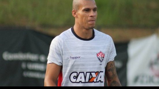 Imagem  Lateral leva pancada no rosto e fica fora de treino do Vitória
