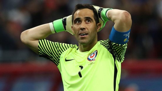 Imagem Após eliminação, esposa de goleiro do Chile detona atletas: "Não treinavam por causa de ressaca"