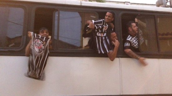 Imagem Ônibus da torcida do Corinthians é apedrejado a caminho da Arena Fonte Nova