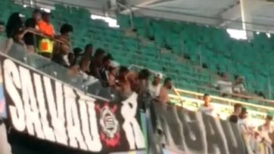 Imagem Assista: torcedores do Corinthians brigam entre si na arquibancada antes da partida com o Bahia