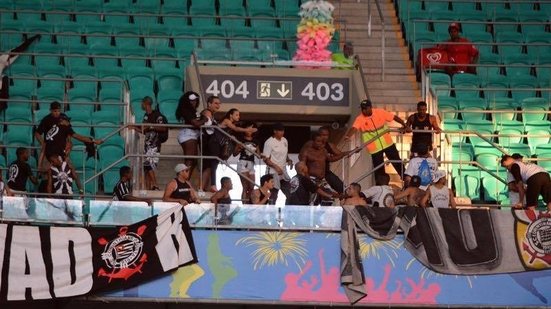 Imagem Imagens mostram briga entre corintianos na Fonte Nova