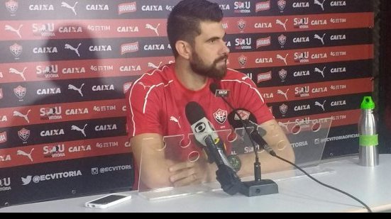 Imagem Fernando Miguel sente o pé e fica no banco contra o Santos