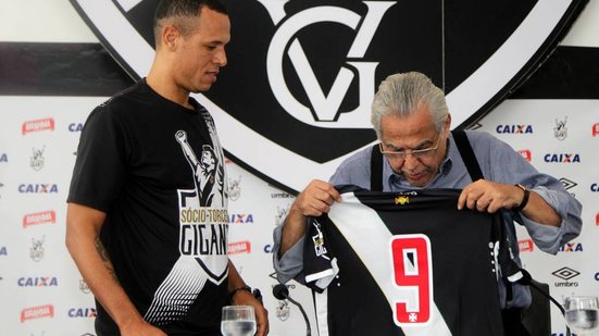 Imagem Sem atuar, Luís Fabiano faz pedido à direção do Vasco para não receber salário