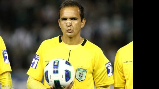 Imagem André Luiz de Freitas Castro apita duelo entre Vitória e Atlético-PR