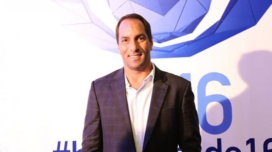 Imagem Edmundo surpreende e diz que time baiano o encanta: "Gosto muito de ver jogar. Futebol bonito"