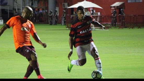 Imagem Vitória leva virada do Atlético-PR, volta a perder no Barradão e sai vaiado pela torcida
