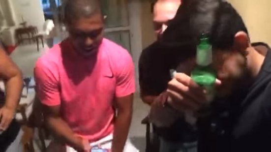 Imagem Vídeo: Em véspera de BaVi, amigos de Rodrigão gravam vídeo de reunião de farra com bebida em casa