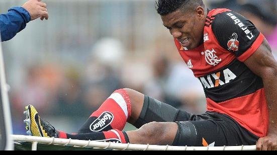 Imagem Berrío rompe tendão do joelho e ficará oito meses fora do Flamengo