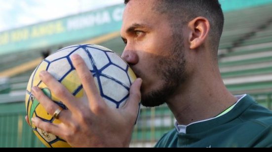 Imagem Sobrevivente do voo da Chapecoense, zagueiro Neto lança livro em Salvador