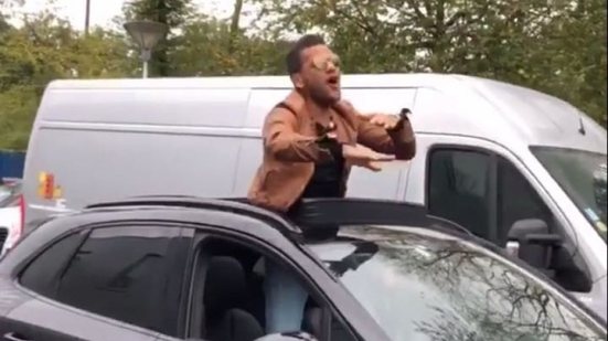 Imagem Neymar faz vídeo de Daniel Alves cantando e dançando música de Leo Santana