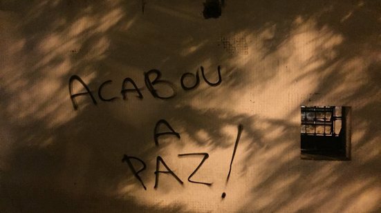 Imagem Torcedores do Corinthians picham muro na sede do clube: “Vagabundos”