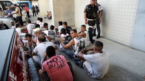 Imagem Torcedores do Vasco detidos antes de jogo contra o Flamengo continuam presos