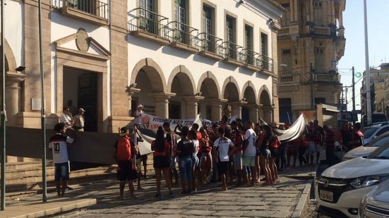 Imagem “Derruba o IPTU”, gritam torcedores do Vitória em manifestação contra o clube 