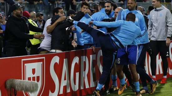 Imagem Após agredir torcedor, Patrice Evra é demitido do Olympique de Marseille