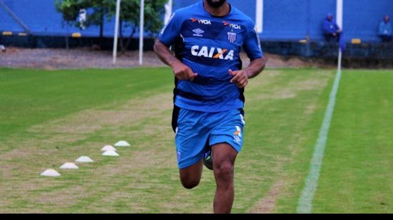 Imagem Ex-Seleção Brasileira deve ser titular do Avaí contra o Bahia