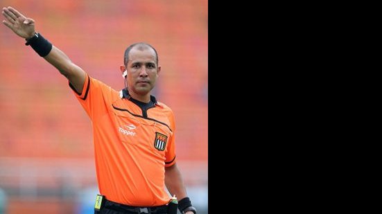 Imagem Marcelo Aparecido de Souza apita jogo entre Grêmio e Vitória no Alfredo Jaconi