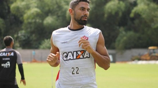 Imagem Atacante do Vitória é absolvido pelo STJD após ser acusado de racismo no BaVi