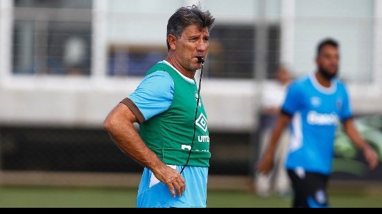 Imagem Renato Gaúcho fecha último treino, mas não vai poupar nenhum jogador contra o Vitória; 5 desfalcam