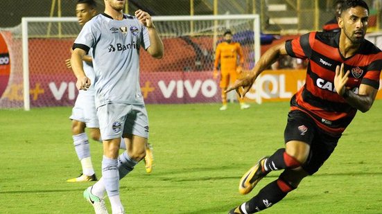 Imagem Tentando continuar fora do Z4, Vitória enfrenta o Grêmio no Alfredo Jaconi