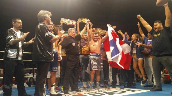 Imagem Em luta de despedida, Popó sofre Knockdown, se recupera e vence por pontos