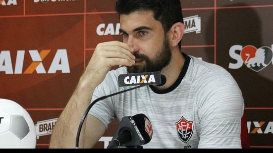 Imagem Fernando Miguel mostra preocupação com a lesão: "acho que abriu muito"