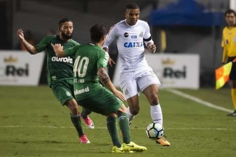 Imagem Chapecoense vence Santos por 2 a 0 e se distancia da zona de rebaixamento