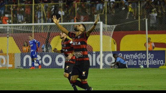 Imagem Vitória leva virada da Chapecoense e se complica na luta contra o rebaixamento
