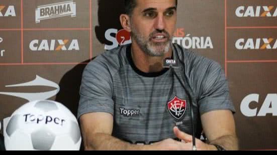 Imagem Mancini mostra preocupação com erros defensivos do Vitória e critica arbitragem