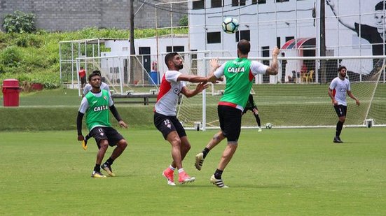 Imagem Mancini comanda treino tático e faz testes no time titular do Vitória