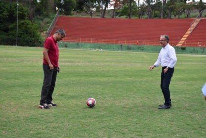Imagem Gramado do Lomanto Junior passa por tratamento contra fungos e deve estar pronto em 15 dias