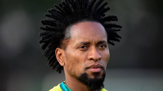 Imagem Aos 43 anos, Zé Roberto anuncia aposentadoria dos gramados