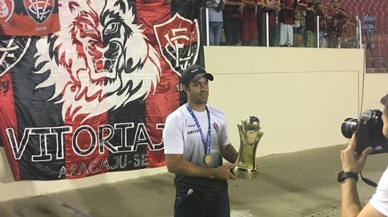 Imagem João Burse comemora título da Copa do Nordeste Sub-20 e quer "buscar títulos e formar vencendo"