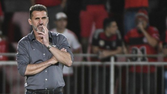 Imagem Mancini revela dúvida por vaga na lateral esquerda