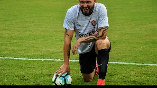 Imagem Willian Farias é operado e Vitória dá prazo de 4 meses para retorno