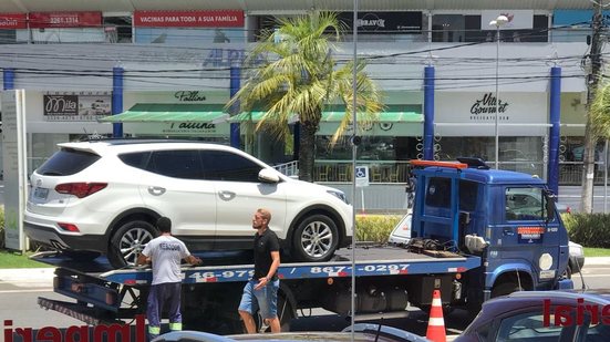 Imagem Volante do Vitória tem carro guinchado na Avenida Paralela