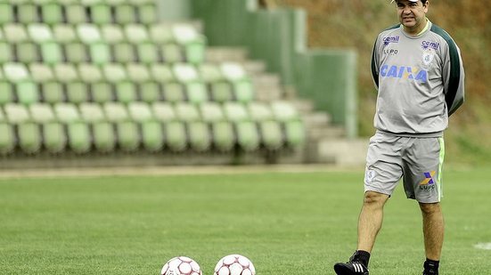 Imagem Enderson Moreira renova contrato com América Mineiro