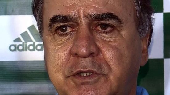 Imagem Técnico do Coritiba chora em coletiva, após rebaixamento do time