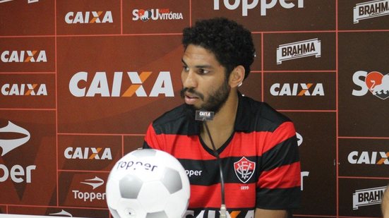 Imagem Wallace promete acabar com "relacionamento" do Vitória com o rebaixamento em 2018