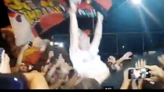 Imagem Torcedores fazem festa com Ricardo David nos braços após eleição