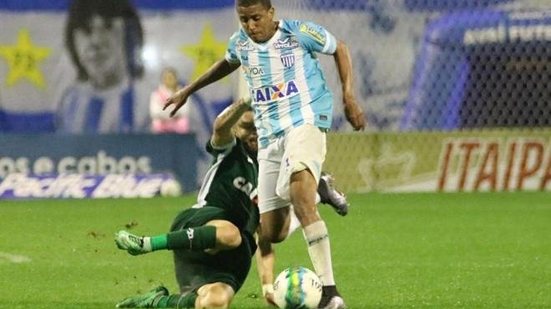 Imagem  Vitória negocia com lateral-esquerdo do Avaí