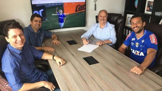 Imagem Cruzeiro surpreende e anuncia atacante que estava no arquirrival