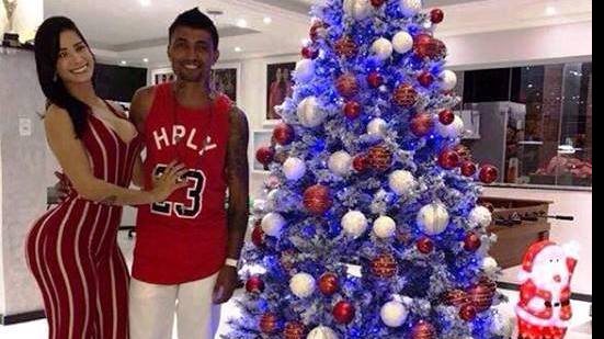 Imagem Kieza posta foto com árvore de natal tricolor e revolta torcedores do Vitória em rede social
