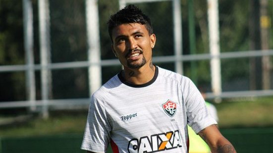 Imagem Vitória e Vasco negociam troca entre Kieza e Escudero