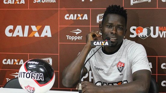Imagem Para renovar contrato, Vitória quer reduzir salário de Kanu