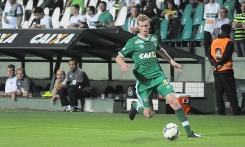Imagem Na mira do Vitória, zagueiro renova contrato com o Cruzeiro