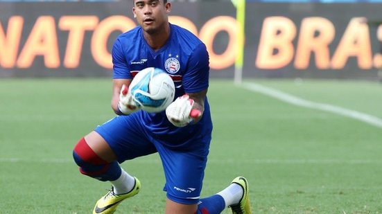 Imagem Afastado do elenco profissional, goleiro que foi titular deixa o Bahia após 5 anos