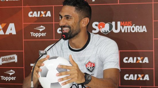 Imagem Vitória tenta renovação do atacante Santiago Tréllez