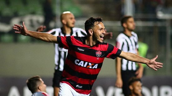 Imagem Após se destacar no Vitória, meia desperta interesse do Flamengo para 2018