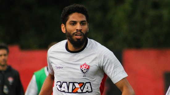 Imagem Wallace comemora manutenção do elenco no Vitória para a nova temporada