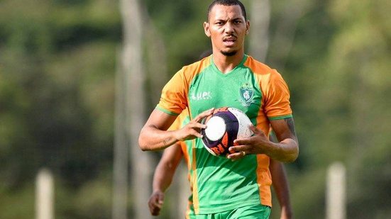 Imagem Exclusivo! Sem renovar com Caíque Sá, Vitória está fechando com lateral direito do Atlético-MG